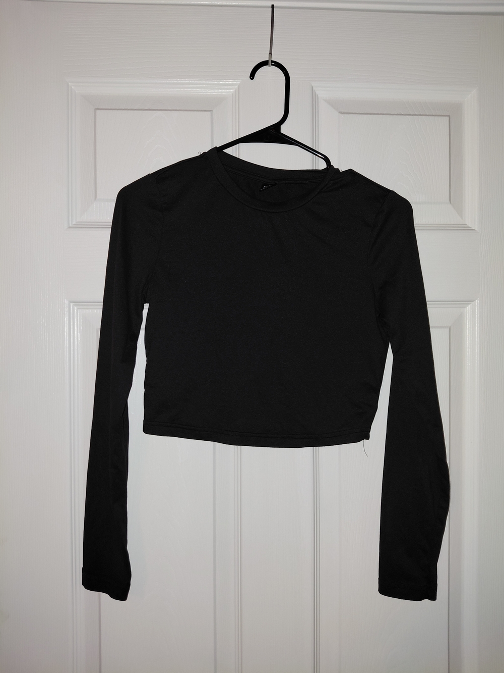 SHEIN Black Long-Sleeve Cropped Crewneck Top